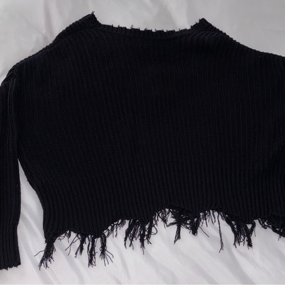 Black Frayed Hem, V-neck, Crop-Sweater